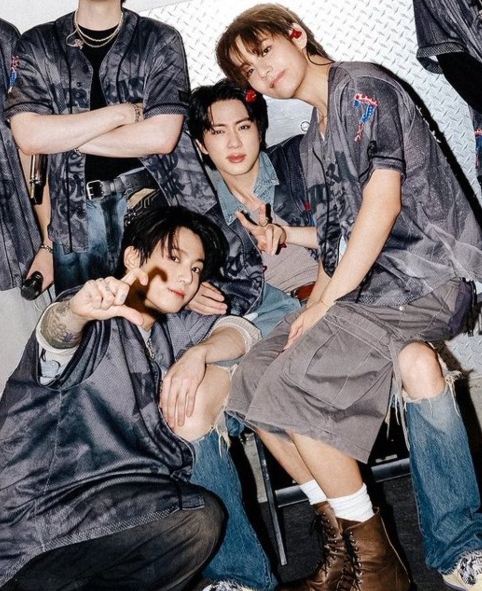 fruity7bts's tweet photo. the almost-kiss was so disorientating i feel like we moved on too quick from taehyung perching himself atop seokjin like he belongs there (which he does) https://t.co/B3duzkdDZg