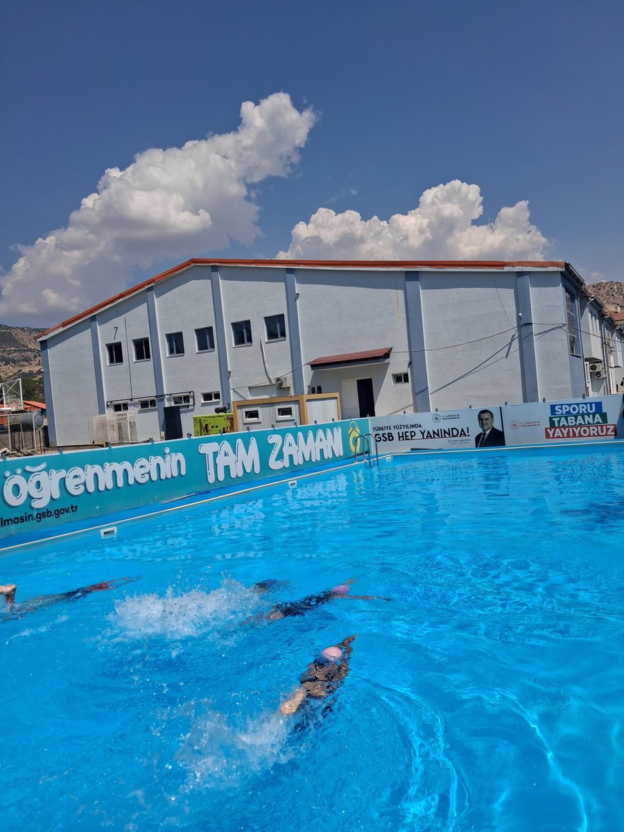 GSB_LiceGM's tweet photo. 🌊 Genç kızlarımızın büyük bir heyecan ve mücadeleyle katıldığı yarışmada, dereceye girerek başarı gösteren öğrencilerimizi tebrik ediyor, yarışmaya katılan tüm gençlerimize teşekkür ediyoruz. 🏅👏 https://t.co/8TWqjX76vD