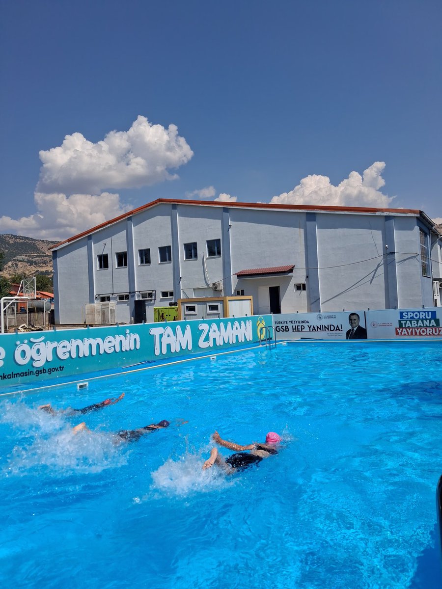 GSB_LiceGM's tweet photo. 🌊 Genç kızlarımızın büyük bir heyecan ve mücadeleyle katıldığı yarışmada, dereceye girerek başarı gösteren öğrencilerimizi tebrik ediyor, yarışmaya katılan tüm gençlerimize teşekkür ediyoruz. 🏅👏 https://t.co/8TWqjX76vD