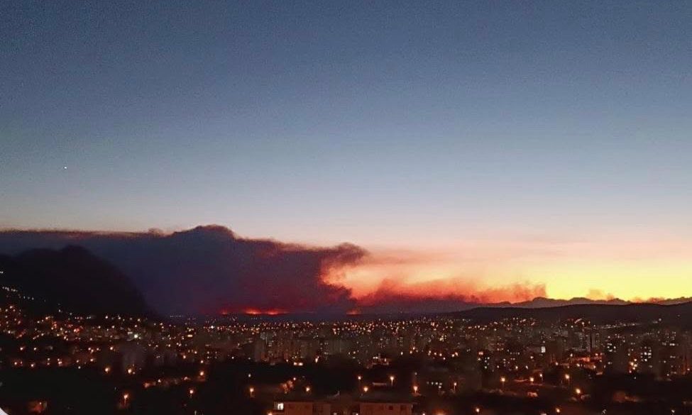bizadanaliyik's tweet photo. 🔥 Dün gece Kozan Enizçakırı’nda başlayan ve yaklaşık 22 saattir devam eden orman yangını, rüzgârın da etkisiyle Aladağ’daki bazı köylere ve İmamoğlu’na kadar yaklaştı! İmamoğlu'na sıçrayan yangında bir mahalledeki evler boşaltıldı.

🌫️ Kozan’da gökyüzünü kaplayan yoğun duman, yangının boyutunu gözler önüne seriyor. Kozan ve İmamoğlu’nda bazı vatandaşlar, her ihtimale karşı evlerindeki eşyaları tahliye ediyor.