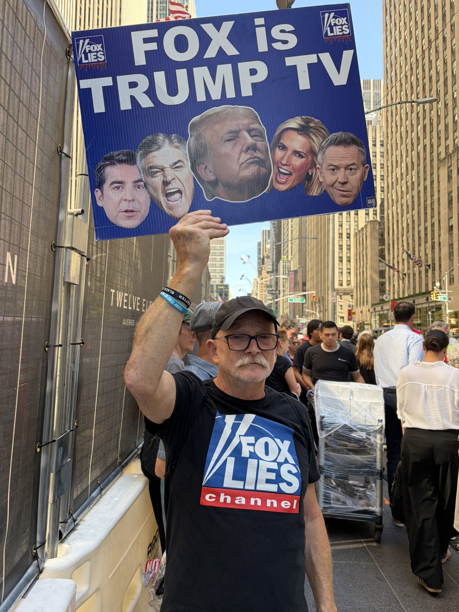 PeterParkeeg's tweet photo. @FoxNews (Rupert Murdoch) paid a $787,000,000.00 penalty for lying about the 2020. Fox News is Trump's personal propaganda network. Hitler had Joseph Goebbels, Trump has @FoxNews #foxlies #TrumpsteinPedoCoverUp #TrumpCrimeFamily #TrumpTariff https://t.co/sNTB935Jck