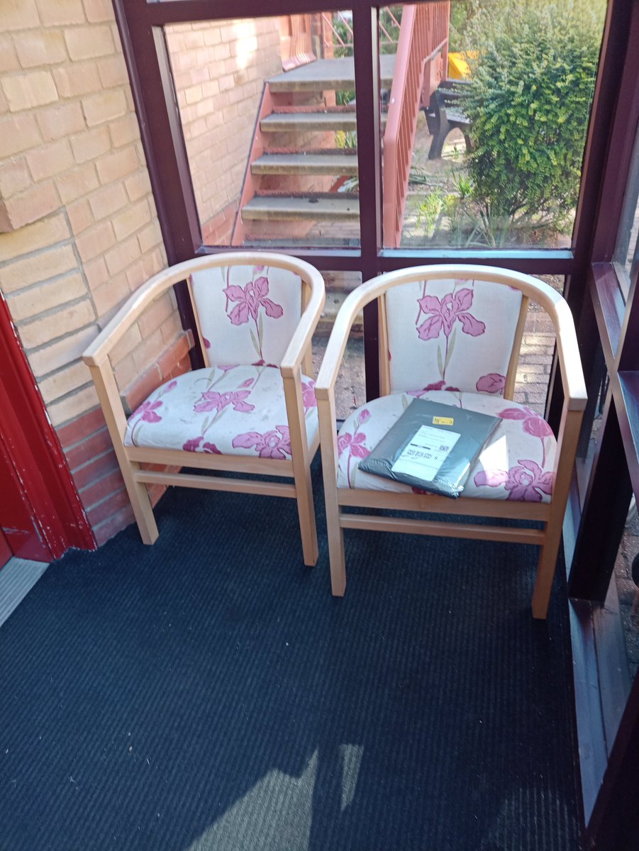 Bobmarg2828's tweet photo. Delivery company (Evri) never contacted the customers and get signatures. Delivery people just throw parcels outside the doors (or buildings, even on the street). They just took pictures as so-called evidences. They never mind whether these parcels have been received. Corrupt! https://t.co/pROTM7N4iO