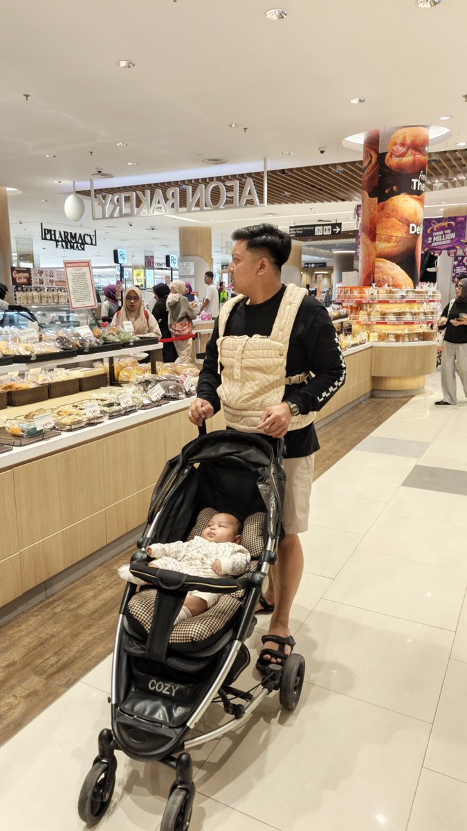 hnritia's tweet photo. Sabtu kemarin pertama kali ngajak Tisa ngemall sekalian belanja bulanan. Sebagai percobaan pertama, milih mall yg deket rmh dulu 15 menit sampe naik gocar. https://t.co/EQmEovsgUG