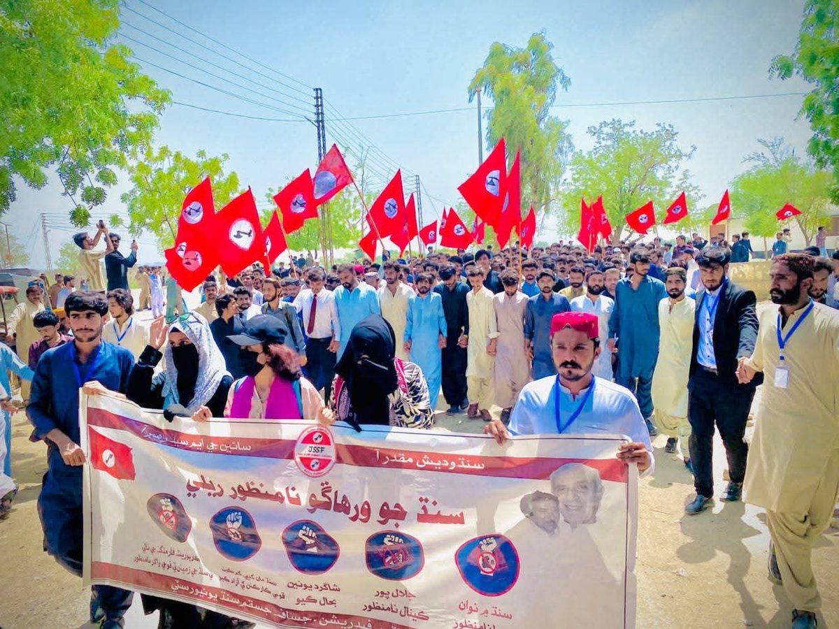 SindhiZS55's tweet photo. Today,JSSF(A) organized a  successful march in Sindh University against the divison Of Sindh,Illegal Jalal Pur Canal,Invasion on lands of Sindh by Army and for the restoration of students union in educational institution of Sindh.
#JSSF
#CaravanOfTheNation 
#NoMoreCanalsOnIndus https://t.co/XeNpliPtqk