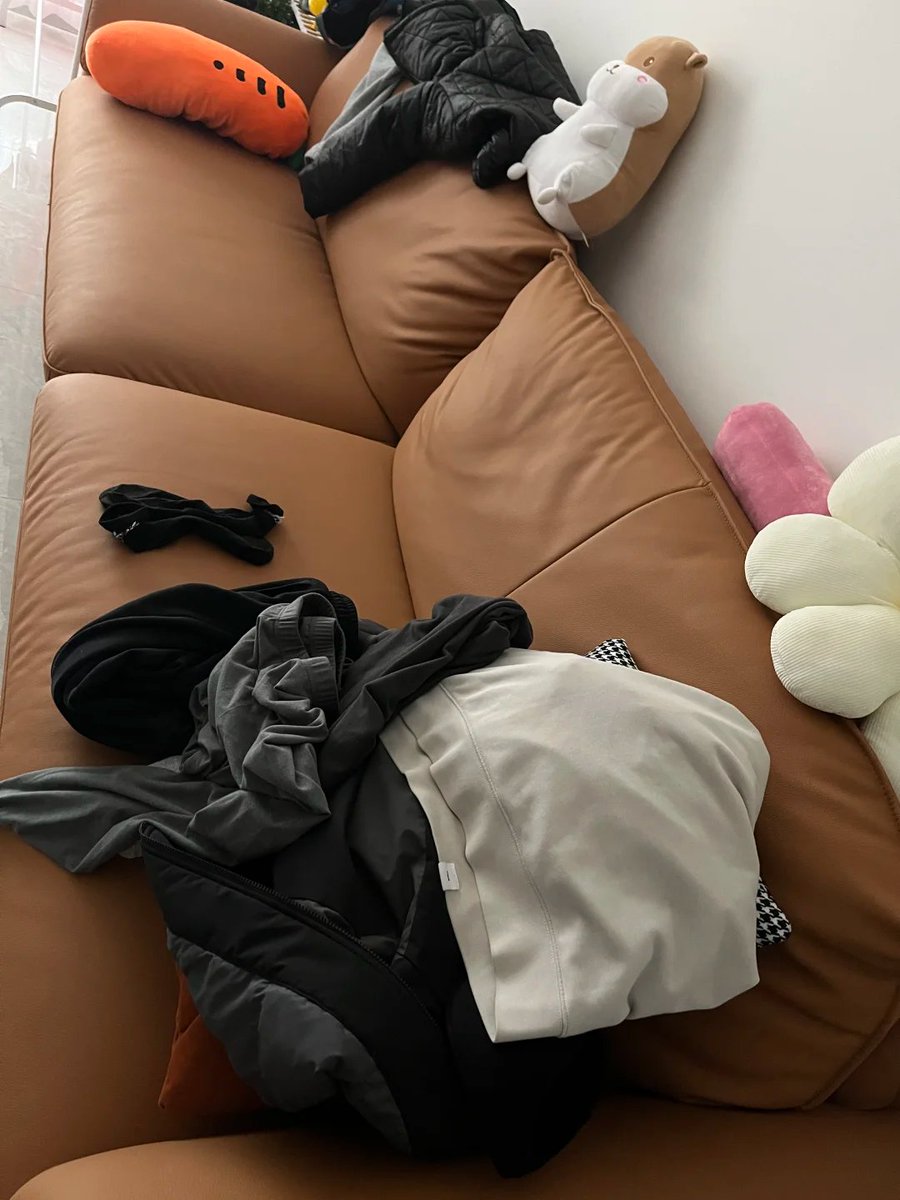 CassieeR_21's tweet photo. Just folded the last load of laundry—now my couch is covered in cozy piles of sweaters, and I’m already craving post-fold hot cocoa. Small wins make the house feel like home!， https://t.co/3yvXC2O2hu