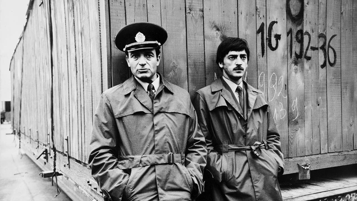 ScreenSoviet's tweet photo. Валентин Гафт и Михаил Боярский
Просто хорошая фотография, которая была сделана во время съемок фильма «Таможня». Почти забытой кинокартины про контрабандистов, которая вышла на экраны в 1982 году. https://t.co/9YmHj5sxtJ