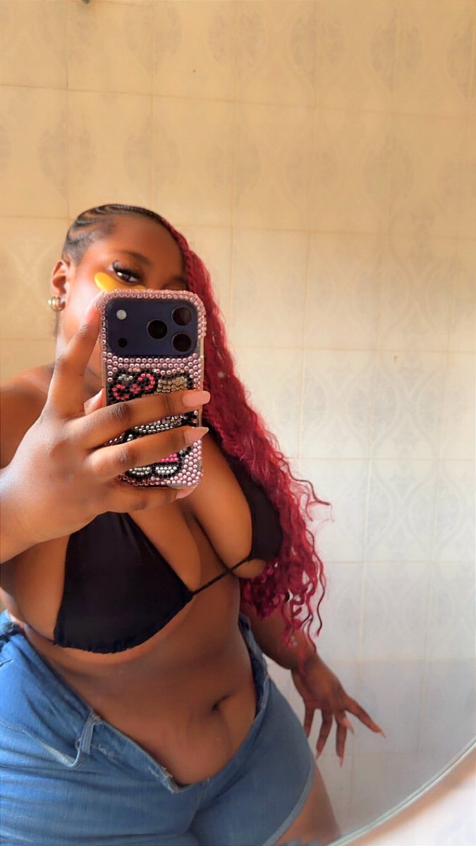 omalichas_x's tweet photo. Mirror selfies<>>>>>❤️💋 https://t.co/HZ0iYRQDNd