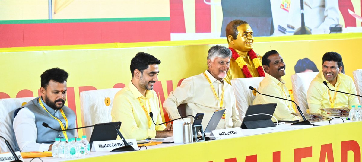 ncbn's tweet photo. రెండు రోజుల పాటు జరిగిన 'తెలుగుదేశం లీడర్‌షిప్ కాంక్లేవ్' ఒక సరికొత్త నాయకత్వ ఉద్యమానికి నాంది పలికింది. కేవలం అధికారం మాత్రమే కాదు.. సుపరిపాలన, నిరంతర ప్రజాసేవ, నిబద్ధతే తెలుగుదేశం అసలైన బలం. ప్రజాప్రతినిధులు వర్తమానాన్ని గమనిస్తూ, భవిష్యత్తును నిర్మించే దార్శనికతతో ముందుకు సాగడానికి అవసరమైన నాయకత్వాన్ని పెంపొందించుకునేలా రెండు రోజుల కాంక్లేవ్ జరిగింది. మంత్రులు, ఎంపీలు, ఎమ్మెల్యేలు, నేతలంతా నిత్య విద్యార్థుల్లా ఈ కాంక్లేవ్ లో భాగస్వాములు కావడం సంతోషాన్నిచ్చింది. మరింత ధృఢమైన, బలమైన నాయకత్వ పటిమను ఈ రెండు రోజుల కాంక్లేవ్ అందించింది.