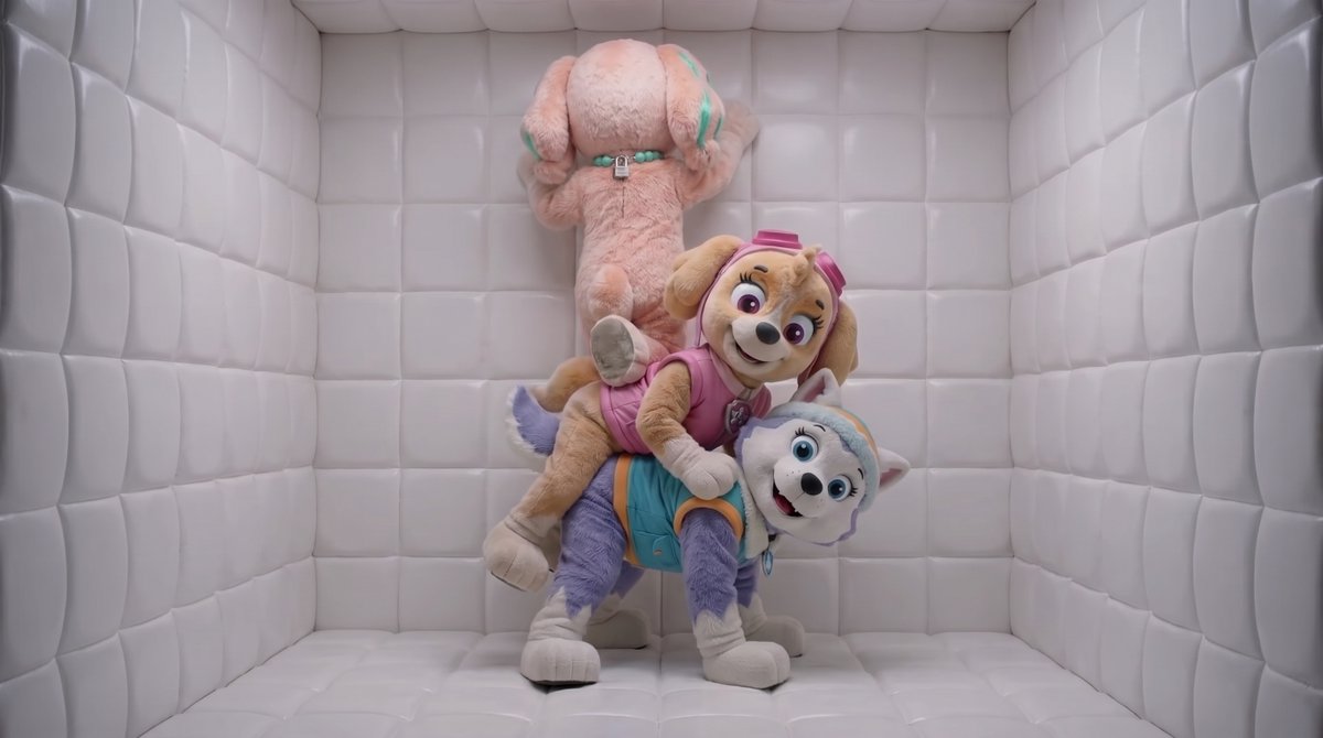 TheMascotCreato's tweet photo. Who needs a ladder when you have teammates? 🐾 Everest, Skye, and Coral are taking their training to new heights in the padded zone! ☁️ Working together in their locked suits to reach the top of the quilted walls. Maybe they'll find their keys 🔐🥰

#mascotcostume #locked https://t.co/O8PwxMiMuO