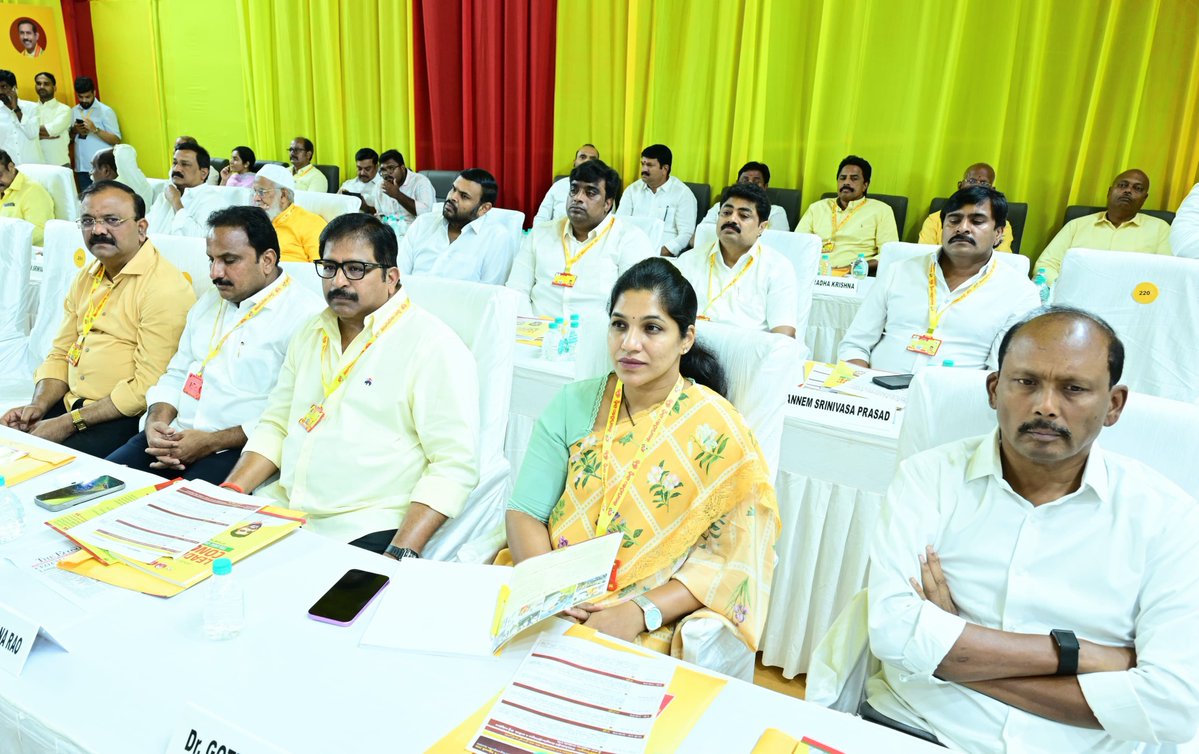 ncbn's tweet photo. రెండు రోజుల పాటు జరిగిన 'తెలుగుదేశం లీడర్‌షిప్ కాంక్లేవ్' ఒక సరికొత్త నాయకత్వ ఉద్యమానికి నాంది పలికింది. కేవలం అధికారం మాత్రమే కాదు.. సుపరిపాలన, నిరంతర ప్రజాసేవ, నిబద్ధతే తెలుగుదేశం అసలైన బలం. ప్రజాప్రతినిధులు వర్తమానాన్ని గమనిస్తూ, భవిష్యత్తును నిర్మించే దార్శనికతతో ముందుకు సాగడానికి అవసరమైన నాయకత్వాన్ని పెంపొందించుకునేలా రెండు రోజుల కాంక్లేవ్ జరిగింది. మంత్రులు, ఎంపీలు, ఎమ్మెల్యేలు, నేతలంతా నిత్య విద్యార్థుల్లా ఈ కాంక్లేవ్ లో భాగస్వాములు కావడం సంతోషాన్నిచ్చింది. మరింత ధృఢమైన, బలమైన నాయకత్వ పటిమను ఈ రెండు రోజుల కాంక్లేవ్ అందించింది.