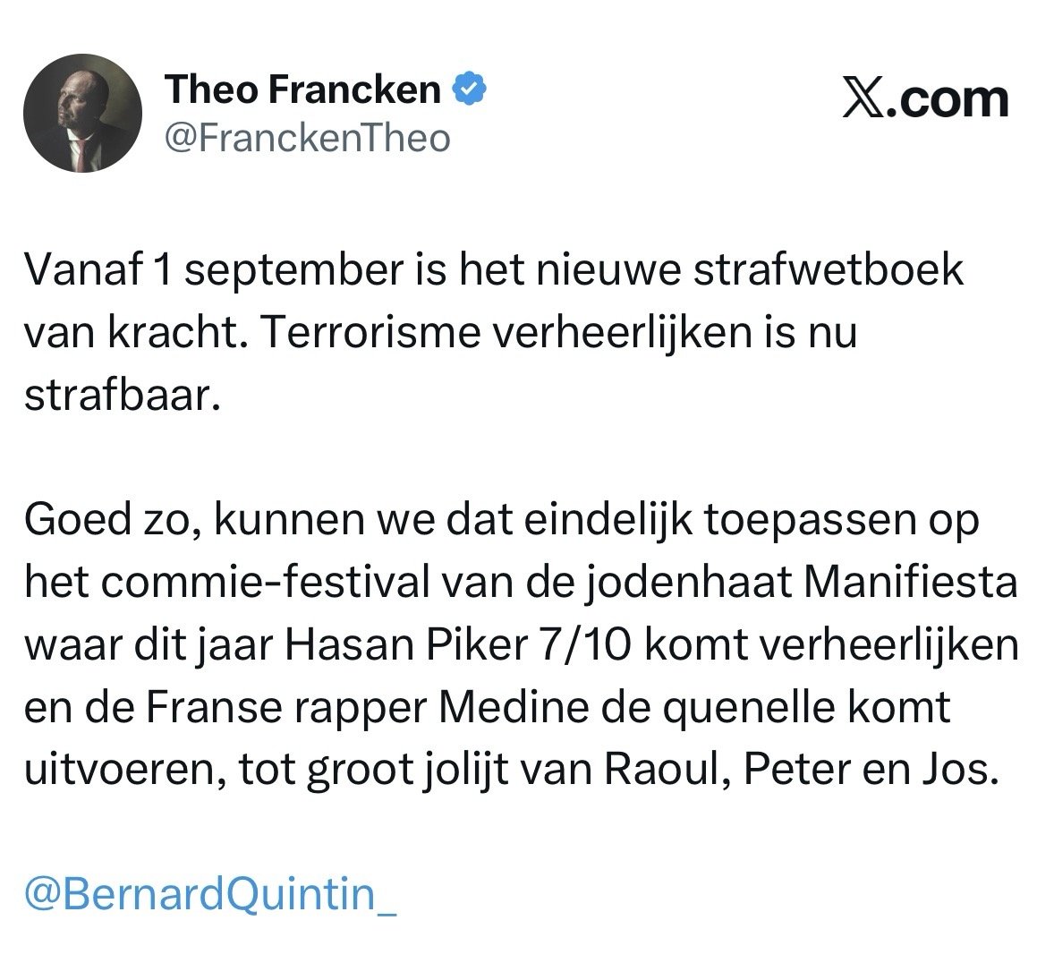 peter_mertens's tweet photo. Alle democraten zouden zich zorgen moeten maken wanneer een minister van Defensie dreigt een festival te verbieden omdat de boodschap hem niet aanstaat.

ManiFiesta is het feest van de solidariteit. Manu Chao en Noordkaap op het podium. Gasten uit de hele wereld achter de microfoon. Duizenden mensen uit alle hoeken van het land op het terrein.

Dát wil Theo Francken dus laten verbieden. Op basis halve onwaarheden en hele leugens. Met een onwaarschijnlijke verwijzingen naar de antiterrorismewetgeving.

Dat is niet alleen zielig. Het is gevaarlijk. Zo zie je wat Francken echt wil: de sociale oppositiestem gewoon verbieden.

Dag na dag worden de beschuldigingen grotesker. Iedereen die zich tegen deze regering verzet, wordt verdacht gemaakt. En nu wordt zelfs met juridische vervolging en verboden gedreigd.

De Arizona-regering krijgt haar begroting niet op orde. Ze krijgt haar sociale afbraak niet verkocht. En het draagvlak voor haar waanzinnige oorlogsbudgetten brokkelt af.

Bij Francken leidt elke tegenslag tot een nieuwe stap op de weg van het trumpisme: niet antwoorden op kritiek, maar de tegenstem aanvallen.

Eerst met verzonnen OCAD-rapporten. Dan met absurde beschuldigingen. Straks met de wet-Quintin om organisaties die de regering te “radicaal” vindt gewoon te verbieden.

De richting is duidelijk: sociale bewegingen en politieke oppositie niet alleen intimideren, maar monddood maken.

Daar ligt een democratische grens.