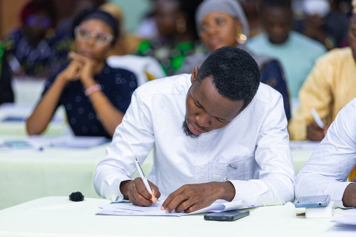 swbenin's tweet photo. @DDCBenin @anticorruption Deuxième temps fort de la journée!
Le Dr ATADE Euloge Francis (HCPC) a échangé avec les jeunes sur « Mes droits, mes recours : ce que disent les textes et les stratégies nationales sur la redevabilité et la corruption au Bénin ». 
Des échanges riches et interactifs. #Redevabilité https://t.co/vitOcySJor