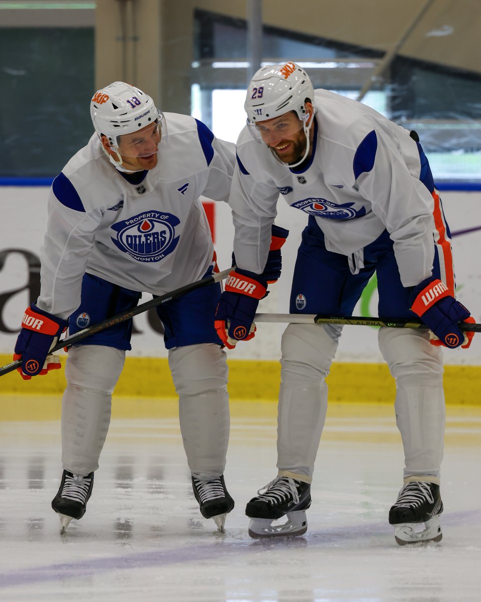 EdmontonOilers's tweet photo. Smile, the #Oilers are back 😀 #LetsGoOilers https://t.co/RIl4tuBdkR