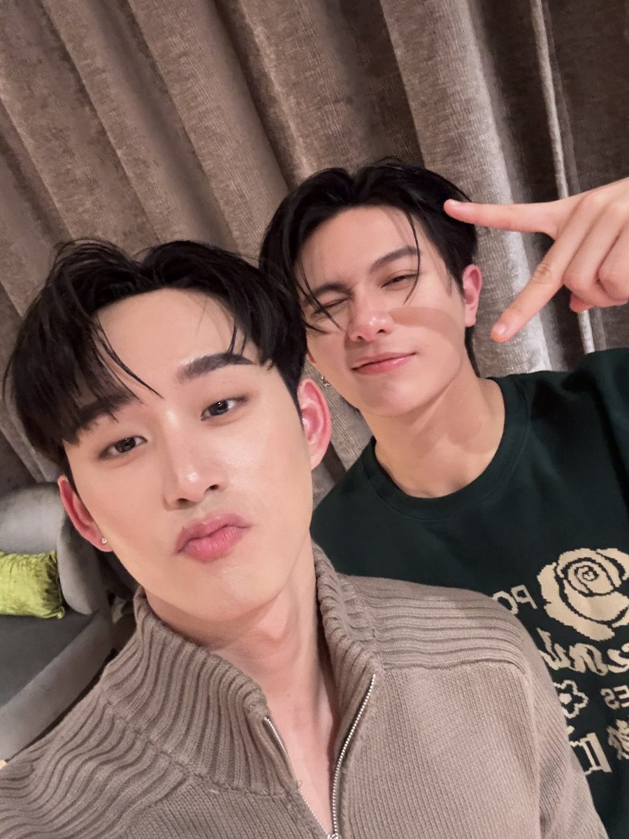 TruthShipper's tweet photo. You casually return on the afternoon of the 24th to wrap up an event with your co-actor, and by December 25th, right on Christmas Day, it's back to business with fanservice. But not just any fanservice sponsored fanservice brought to you by Lego. #williamjkp #williamest #lykn https://t.co/0ppQFXYMA4