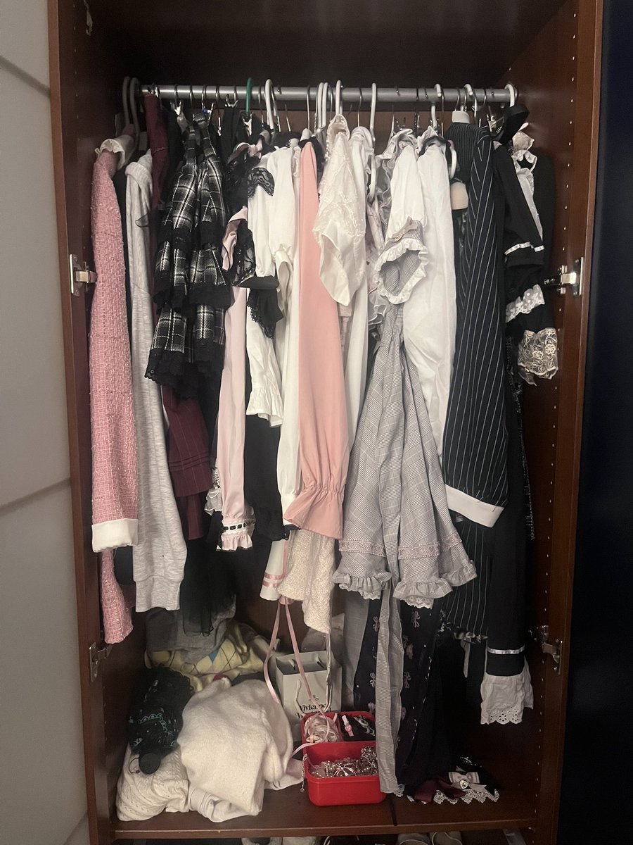 afxe31's tweet photo. My wardrobe is almost full lizlisa. I love it so much! https://t.co/FnPsJD3AeV