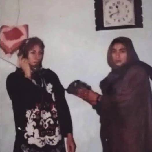 Shinre2002's tweet photo. بچه ها شما اگه دهه ۸۰ زندگی می‌کردید این شکلی بودید نه اون شکلی.
بیکاز ایران اسلامی. https://t.co/6Ufj937YoO