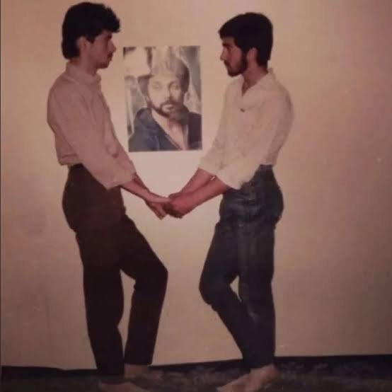 Shinre2002's tweet photo. بچه ها شما اگه دهه ۸۰ زندگی می‌کردید این شکلی بودید نه اون شکلی.
بیکاز ایران اسلامی. https://t.co/6Ufj937YoO