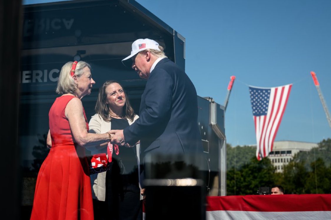 GunterEaglemam's tweet photo. President Donald J. Trump posthumously awards the Presidential Medal of Freedom to Welles Crowther, the 24-year-old “Man in the Red Bandana” who heroically gave his own life to save as many as 18 others in the South Tower on 9/11. Accepted by his mother Alison &amp; sister Paige.❤️ https://t.co/Gqowh42E7j