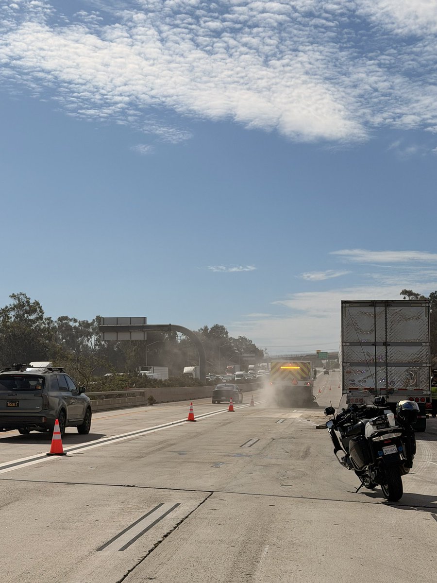CHP_Oceanside's tweet photo. 🚨 TRAFFIC ADVISORY UPDATE | 9/8/26 – 10:30 AM

I-5 SB at Encinitas Boulevard: The #1 lane is now OPEN. The HOV lane also remains open, giving motorists two lanes through the area.

Crews continue working to clear the remaining lanes. https://t.co/hTxhme44jJ