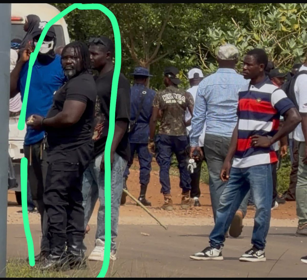 ikangbo_gabriel's tweet photo. There’s evidence of the thugs that attacked /stop Mr Peter Obi ,with affiliation to the Benue state govt… the special adviser on youth empowerment.. Mr. TERVER GBENDA.

@PoliceNG @OfficialDSSNG @HQNigerianArmy  OVER TO YOU ! https://t.co/yBpKtZAi1l