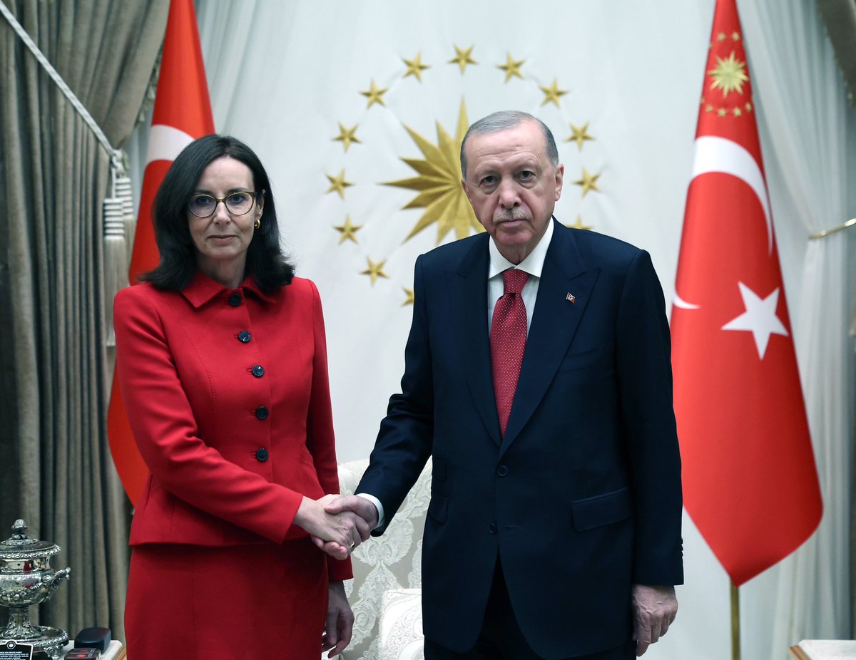 tcbestepe's tweet photo. Cumhurbaşkanımız Sayın @RTErdogan, Birleşik Krallık Büyükelçisi Jennifer Elizabeth Anderson’u Cumhurbaşkanlığı Külliyesinde kabul etti.

Kabulde Büyükelçi Anderson, Cumhurbaşkanı Erdoğan’a güven mektubunu sundu. https://t.co/Hfl7V3rE5F