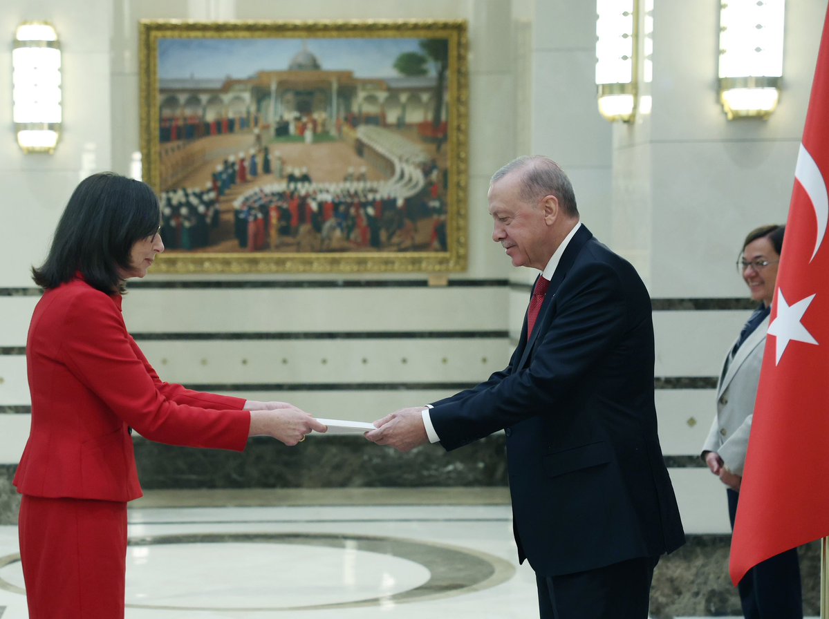 tcbestepe's tweet photo. Cumhurbaşkanımız Sayın @RTErdogan, Birleşik Krallık Büyükelçisi Jennifer Elizabeth Anderson’u Cumhurbaşkanlığı Külliyesinde kabul etti.

Kabulde Büyükelçi Anderson, Cumhurbaşkanı Erdoğan’a güven mektubunu sundu. https://t.co/Hfl7V3rE5F