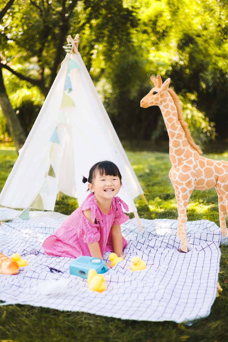 MerveKaraf1gg's tweet photo. @momlife: "Build a fort with my 5-year-old today— blankets, chairs u0026 lots of giggles! Best afternoon ever  #FamilyFunTime #ParentingWin"， https://t.co/FdCmFUW07g