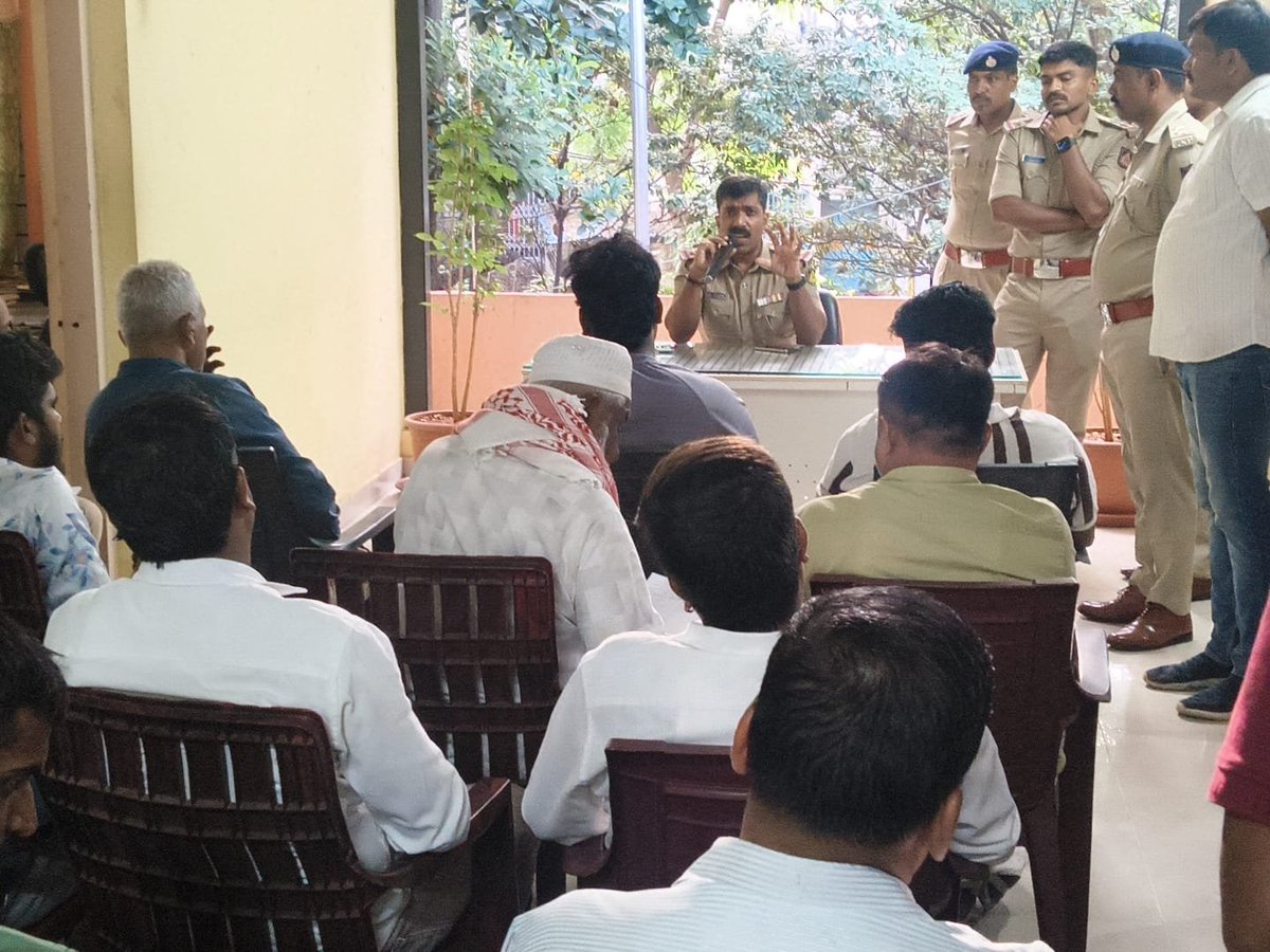 krpurambcpps's tweet photo. KR Pura Police Station held an awareness meeting for Ganesha Utsava Committee organizers to ensure a safe, peaceful, and eco-friendly festival. Organizers were advised to strictly adhere to Police Department guidelines. https://t.co/gyI9QYb3EE
