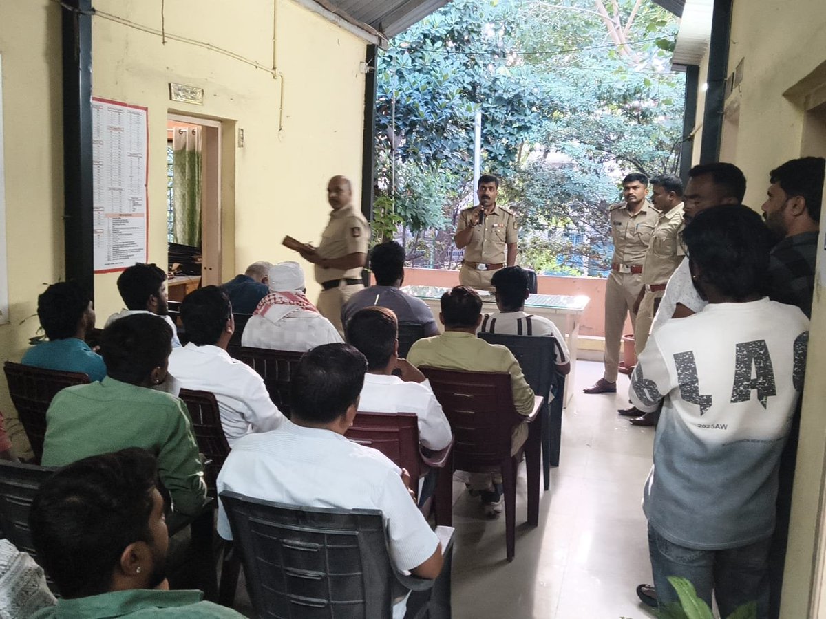 krpurambcpps's tweet photo. KR Pura Police Station held an awareness meeting for Ganesha Utsava Committee organizers to ensure a safe, peaceful, and eco-friendly festival. Organizers were advised to strictly adhere to Police Department guidelines. https://t.co/gyI9QYb3EE