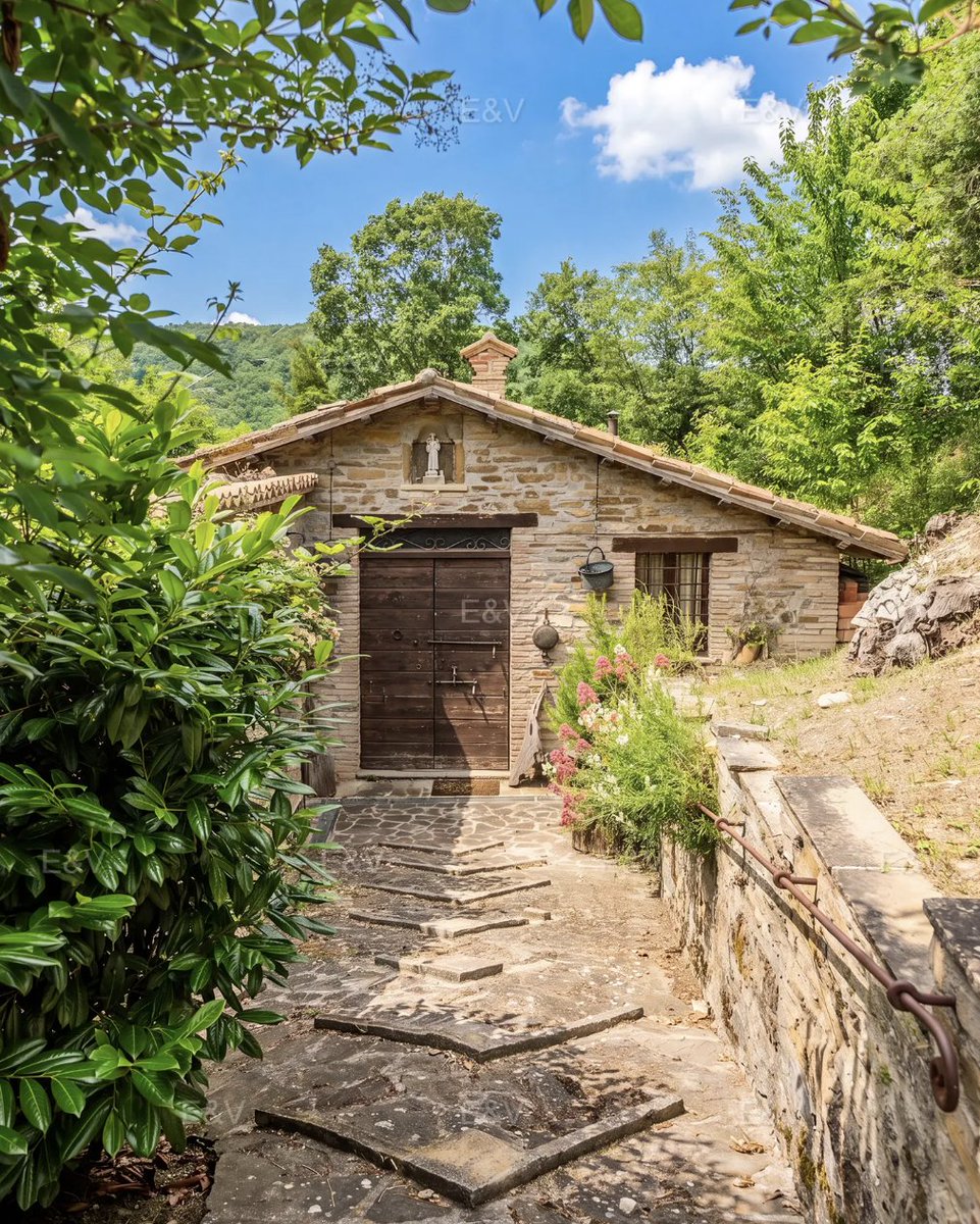 TimurNegru's tweet photo. The chapel is what got me. €495k, Italy, 19 acres.

11 rooms, 4 bed/4 bath farmhouse (350m² / 3,770 sqft), built in 1800 around an old watchtower + separate guesthouse (50m²) + 2-car garage + a renovated private chapel + pool with BBQ area, sitting on a 77,000m² (~19 acre) plot in the hills.

Price: €495k ($576k)
Location: Sant'Angelo in Vado, Marche. ~3km to the nearest town, 30km to Urbino, nearest airport is Rimini at 66km

If you like Tuscany, then you'll also like Marche: similar green hills and historic hill towns, but with more space/privacy and better value. + not far from the Adriatic coast and the Apennines.