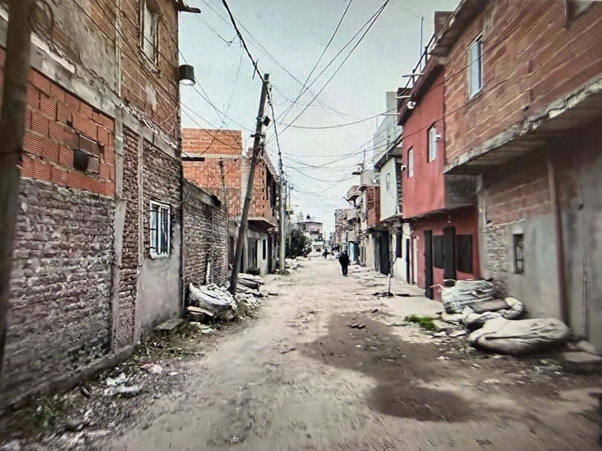 momobufon's tweet photo. 🔥🔥IMÁGENES MUY FUERTES🔥🔥
📍PARTIDO DE GENERAL SAN MARTIN 
-JOSÉ LEON SUÁREZ- 
A 40 minutos de CABA..
ACÁ AÚN SIGUE GOBERNANDO EL POPULISMO! Vean el hilo de imágenes los leo:👇🏼🤷🏻‍♂️🃏#buenmartes @Kicillofok #JOSELEONSUAREZ #Conurbano #FelizLunes https://t.co/ZtNYW1m8e7