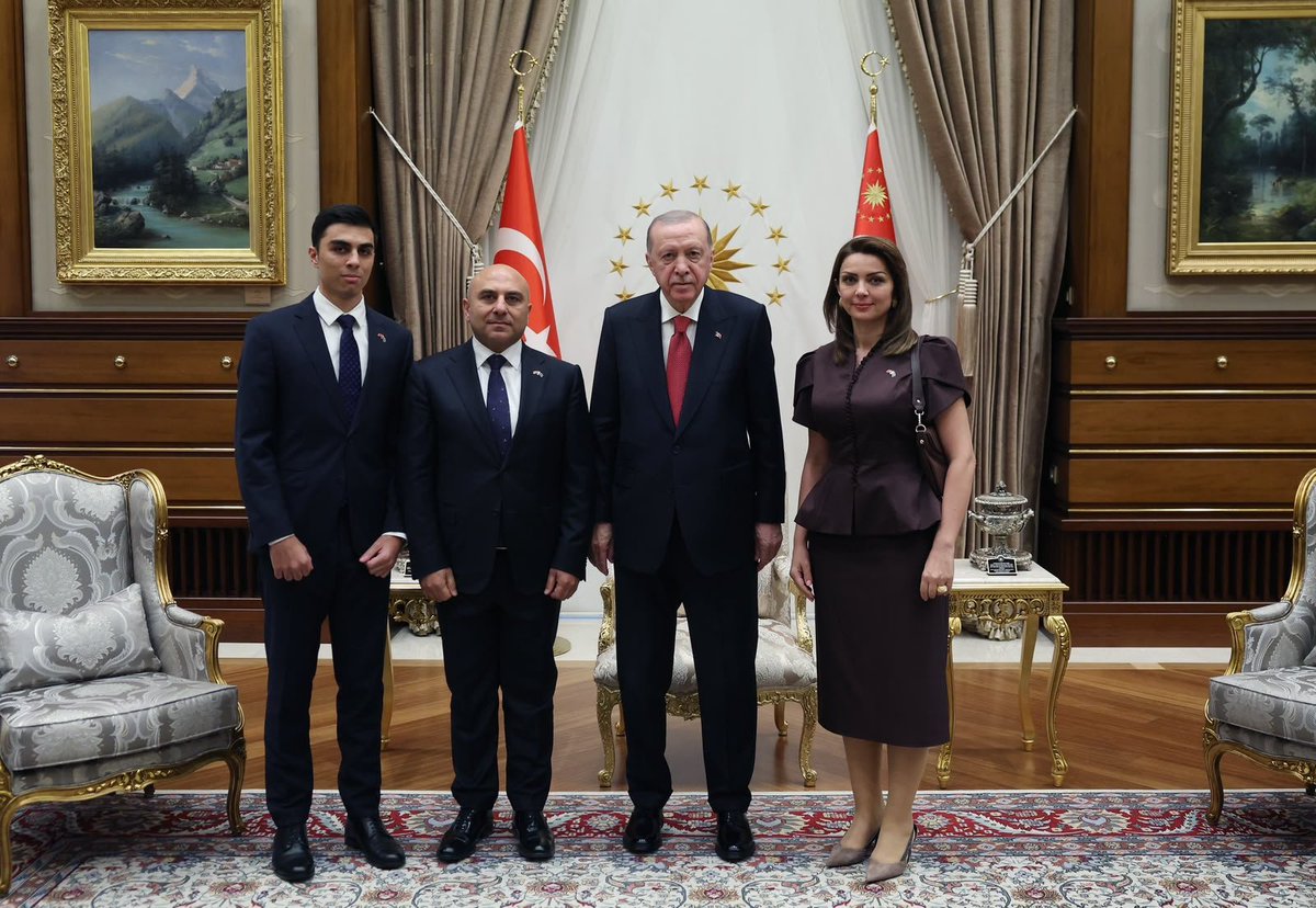 rashadaslan's tweet photo. Bugün Türkiye Cumhuriyeti Cumhurbaşkanı Zat-ı Âlileri Sayın Recep Tayyip Erdoğan’a Güven Mektubumu sunmaktan büyük onur duydum.
Zat-ı Âlilerine sıcak kabulleri ve Büyükelçilik görevime resmen başlamam vesilesiyle samimi tebrikleri için teşekkürlerimi sunarım. 🇦🇿🇹🇷 https://t.co/IvJef0JqKH