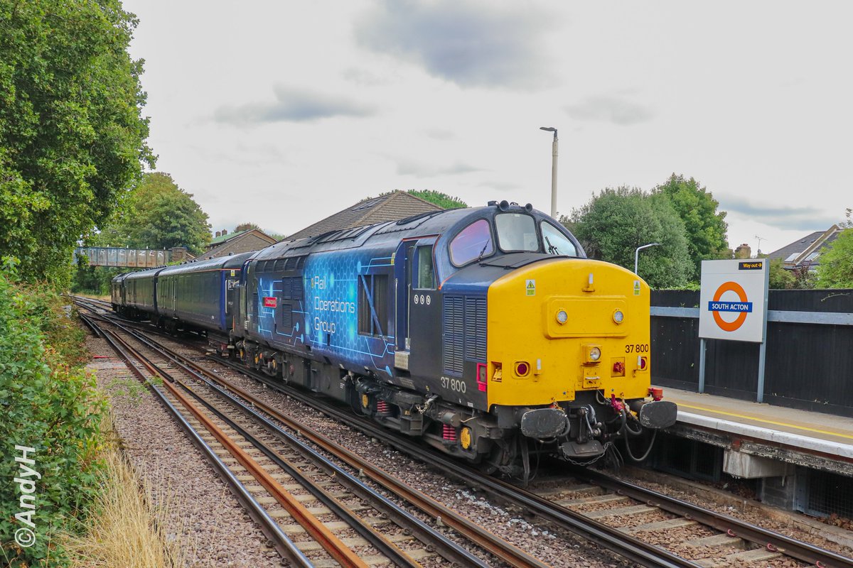 holtona72's tweet photo. #TractorTuesday @RailOpsGroup tractors 37800 'Cassiopeia' &amp; 37884 'Cepheus' top &amp; tailing barriers coaches through South Acton yesterday, running as 5O87 Derby RTC to Wimbledon Park Depot Sidings. Crawled up to the signal &amp; opened up nicely. 🚜🚜🔥🔥 @TheGrowlerGroup #ROG 7/9/26 https://t.co/FT8oVL8jvJ