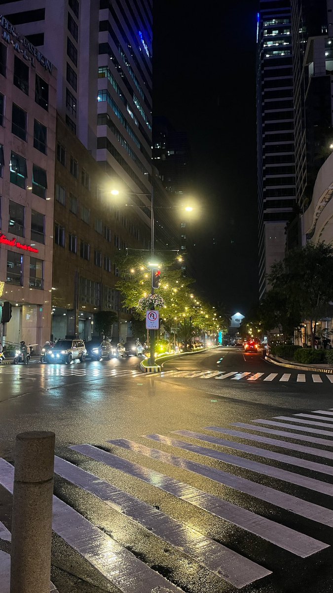cheoliette's tweet photo. eastwood nightwalk https://t.co/NLwLXvObu3
