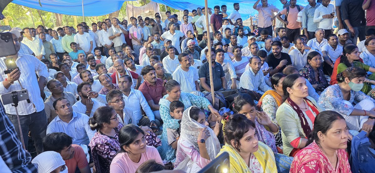 AAPUttarPradesh's tweet photo. 📍प्रयागराज

UP-TGT/PGT & पुरानी नियमावली और पुराने पैटर्न को बहाल करने को लेकर अनिश्चित कालीन धरना प्रदर्शन व आमरण अनशन पर बैठे छात्रों को समर्थन देने पहुंचे AAP सांसद @SanjayAzadSln जी।

"भूख हड़ताल 4 दिनों से बैठे प्रवीण यादव अपनी पीड़ा बताते हुए रोने लगे, 3 छात्र 2 छात्राएं 4 दिन भूख हड़ताल पर हैं।

क्या योगी सरकार जंतर मंतर बनने के बाद जागेगी?

नये नियम के कारण 7 लाख से अधिक PG शिक्षित बेरोजगारों का भविष्य संकट में है।

इंटर के शिक्षकों के लिए PG के साथ बीएड की बाध्यता कम से कम 2 साल के लिए खत्म की जाए।"