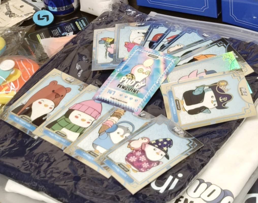 Wang_Studio_'s tweet photo. Futuremode 番外篇-企鵝活動

@pudgypenguinsCN @pudgypenguins @PenguAsia 這次與往年一樣也有辦企鵝的線下活動

今年比較特別的是居然有小吊飾娃娃和卡牌！！
卡牌的部分雖然沒有像寶可夢這麼薄
但是卡面做的非常精緻

每包五張 然後四張是一般銀閃保底一張彩閃
幸運的話有可能開到稀有卡
他的稀有卡程度是根據原本企鵝NFT的稀有度做的卡牌

由於 @shashayu17 當天有事沒辦法跟著展群一起去企鵝活動 變成是喵媽代為出席一同前往😆
最最最幸運的是喵媽的卡包居然開到了超稀有的企鵝（在圖四的正中央）！！
只拿到一般卡的我們還借來看了一下😆

後面閒聊時就開始查查卡面上過往NFT的稀有度及歷史最高價格 真的好誇張

在活動會場也見到了小企鵝 @p3nchan 
上次見面應該是一年前了
這段期間因為小企鵝在攻讀碩士也很少在社群媒體上活躍 加油加油！！
於是就跟小企鵝還有 @SSSPIN0911 薄荷糖姐姐一起合影了一張紀念～