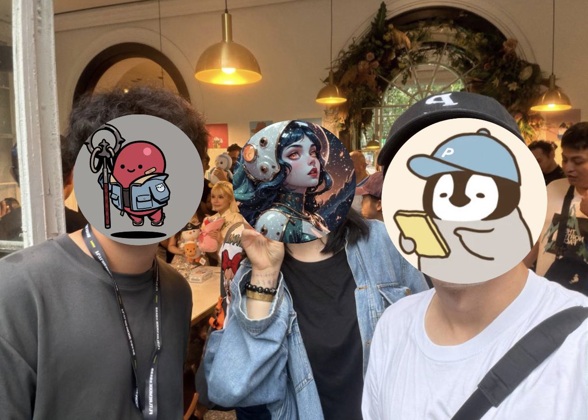Wang_Studio_'s tweet photo. Futuremode 番外篇-企鵝活動

@pudgypenguinsCN @pudgypenguins @PenguAsia 這次與往年一樣也有辦企鵝的線下活動

今年比較特別的是居然有小吊飾娃娃和卡牌！！
卡牌的部分雖然沒有像寶可夢這麼薄
但是卡面做的非常精緻

每包五張 然後四張是一般銀閃保底一張彩閃
幸運的話有可能開到稀有卡
他的稀有卡程度是根據原本企鵝NFT的稀有度做的卡牌

由於 @shashayu17 當天有事沒辦法跟著展群一起去企鵝活動 變成是喵媽代為出席一同前往😆
最最最幸運的是喵媽的卡包居然開到了超稀有的企鵝（在圖四的正中央）！！
只拿到一般卡的我們還借來看了一下😆

後面閒聊時就開始查查卡面上過往NFT的稀有度及歷史最高價格 真的好誇張

在活動會場也見到了小企鵝 @p3nchan 
上次見面應該是一年前了
這段期間因為小企鵝在攻讀碩士也很少在社群媒體上活躍 加油加油！！
於是就跟小企鵝還有 @SSSPIN0911 薄荷糖姐姐一起合影了一張紀念～