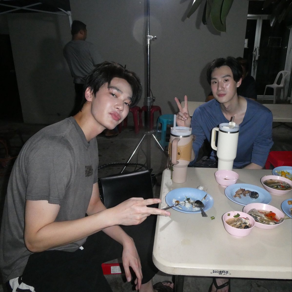 ssnkittychann's tweet photo. เจอเจ้าบ่าวได้ยังไงเหรอครับ ?

🤎 : เจอกันในกองถ่ายซีรีส์ครับ เล่นสมทบกันทั้งคู่ แต่บทพวกผมมันน้อยเลยมีเวลาคุยกันเยอะ พอเจอกันเรื่อย ๆ ได้มาคุยได้มานั่งมองหน้า แลกเปลี่ยนสิ่งที่ชอบจนเริ่มขยับความสัมพันธ์เป็นมากกว่าเพื่อน พอรู้ตัวอีกทีก็เผลอรักเขาหมดหัวใจแล้วครับ :p