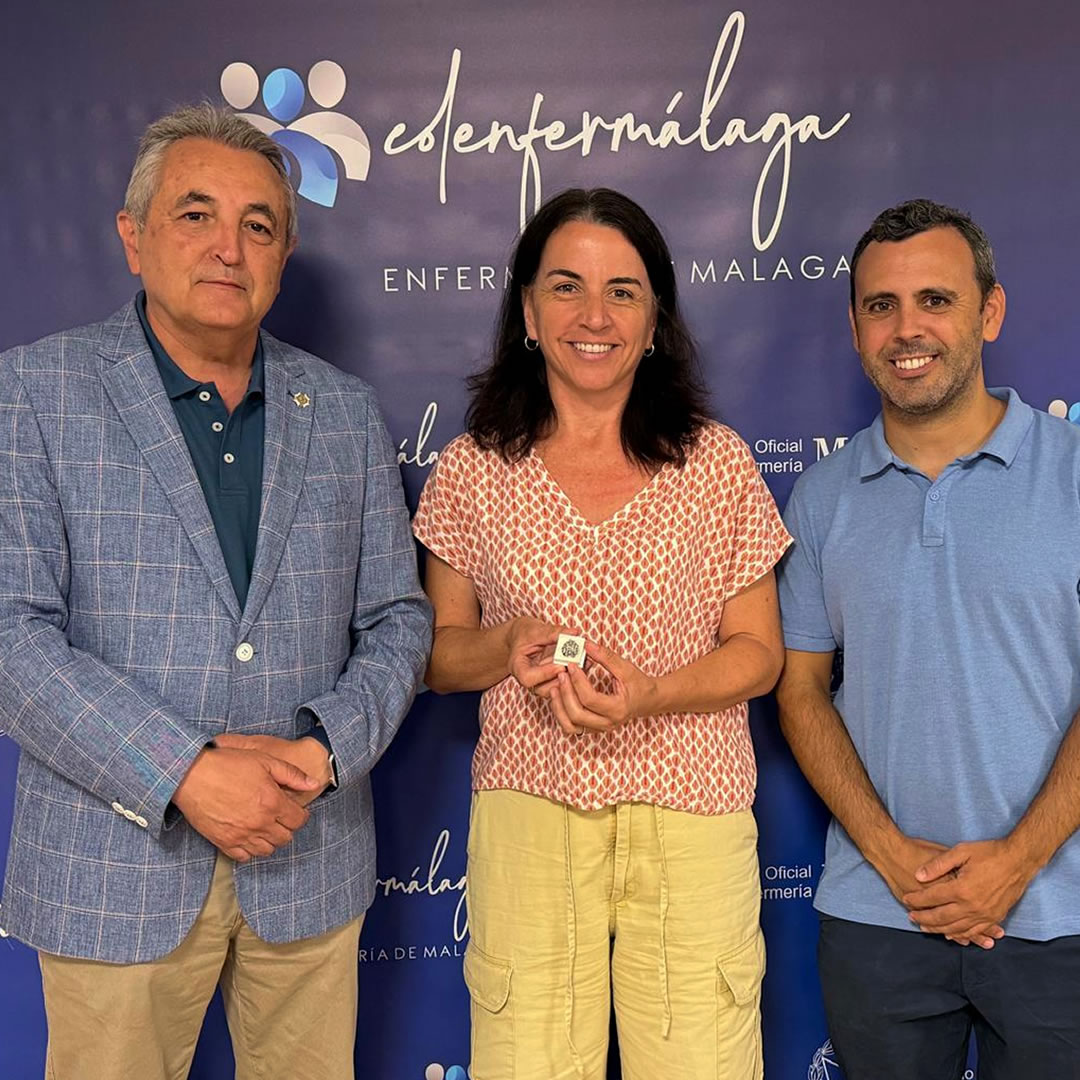 ColEnferMalaga's tweet photo. 💙 25 años de colegiación ininterrumpida.

Inés María Jiménez Quero ha recibido su insignia conmemorativa de manos del presidente, José Miguel Carrasco Sancho, y del secretario general, Juan Antonio Manzano Robles.

¡Enhorabuena por estos 25 años!

#colenfermálaga https://t.co/TEzTUETscq