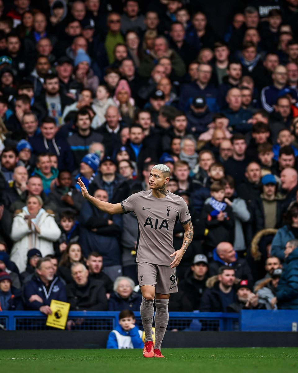 newscolina's tweet photo. O Tottenham avisou a Richarlison que não poderá emprestá-lo ao Vasco.

O jogador já havia aceitado a proposta vascaína e estava animado com a possibilidade de jogar no Cruzmaltino.

A negativa dos ingleses se dá devido às regras impostas pela Fifa. A entidade impede que um time tenha mais de seis jogadores sob contrato de empréstimo com clubes de outras federações.

Os ingleses contam com sete jogadores emprestados, sendo seis para clubes de fora da Inglaterra. São eles: Pape Matar Sarr (Juventus), Vicario (Juventus), Kevin Danso (Sunderland), Dragusin (Fiorentina), Souza (Porto), Takai (Saint Truiden) e Min-hyeok Yang (KVC Westerlo). 
Da lista, apenas o caso do zagueiro Danso não é contabilizado para as regras da Fifa, uma vez que se trata de empréstimo para um time da federação inglesa, da qual o Tottenham, clube detentor dos direitos federativos do atleta, também faz parte.

📰 @brunomurito | @soyyleticia