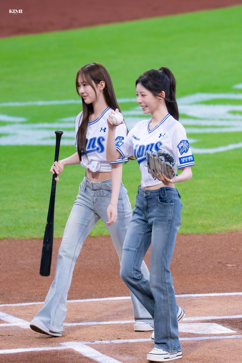 kimi_tripleS's tweet photo. 260908 삼성라이온즈
트리플에스 혜린 수민

보기만 해도
마음이 따뜻해지는 커플

#tripleS #트리플에스
#정혜린 #HyeRin
#김수민 #SooMin #スミン https://t.co/qSZ6pViJ20