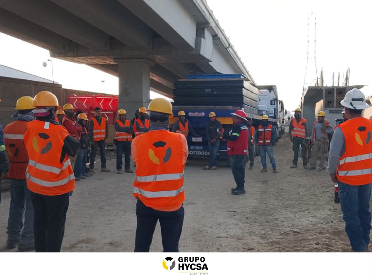 GrupoHycsa's tweet photo. En @GrupoHycsa, la seguridad comienza con nuestro equipo. La coordinación, prevención y capacitación en obra son fundamentales para ejecutar cada proyecto de manera responsable.

#ConstruyendoRetos
#GrupoHYCSA
#CALCO
#CYDSSA https://t.co/PZRZyxNGif
