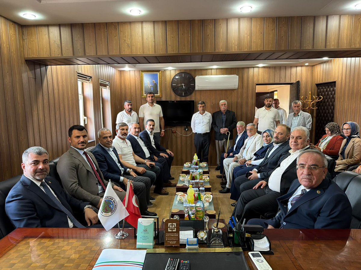 farukkilic47's tweet photo. 📍İdil – #Karalar 

✅ İdil ilçemize bağlı Karalar Beldesi Belediye Başkanlığını ziyaret ederek, Belediye Başkanımız Sn. Hasan Turgut ve kıymetli belde sakinlerimizle bir araya geldik.

✅ Gönül gönüle, samimiyet ve muhabbet içerisinde gerçekleştirdiğimiz bu güzel buluşmada bizleri en güzel şekilde karşılayan tüm vatandaşlarımıza teşekkür ediyoruz.

✅ Birlik ve beraberlik içerisinde, istişare ve ortak akılla bölgemiz için çalışmaya devam edeceğiz.