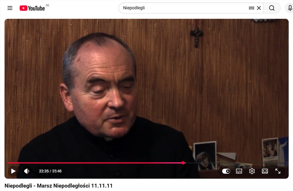 agnieszka_piwar's tweet photo. Zmarł ks. Stanisław Małkowski. Kilkanaście lat temu byłam częstym gościem w jego domu na Saskiej Kępie. Siadaliśmy przy stole w kuchni, a ja włączałam mikrofon i ks. Stanisław godzinami opowiadał. Powstała z tego seria wywiadów, za które mój rozmówca wylądował nawet na dywaniku u arcybiskupa Nycza. Jak nietrudno się domyślić, nasze wywiady były bardzo niepoprawne politycznie.

Ks. Małkowski to także główna postać mojego filmu „Niepodlegli”, relacjonującego wydarzenia wokół Marszu Niepodległości 2011 roku, który był najgorętszy ze wszystkich. To wtedy m. in. podpalono wóz transmisyjny TVN-u oraz ściągnięto z Niemiec Antifę, żeby doszło do eskalacji agresji na ulicach polskiej stolicy.

Dzisiaj nie zrobiłabym już takiego reportażu, bo nie podoba mi się to, w co przekuto potem MN. Natomiast udostępniam link do filmu jako przypomnienie kroniki pewnych wydarzeń: https://t.co/ntMBGdVepw