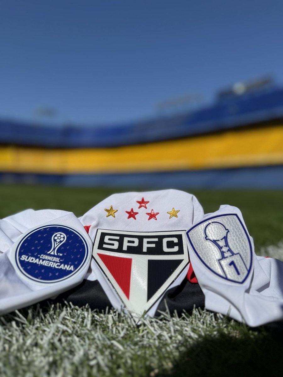 SaoPauloFC's tweet photo. 🏟️ O Tricolor reencontra o Boca Juniors, na 𝐋𝐚 𝐁𝐨𝐦𝐛𝐨𝐧𝐞𝐫𝐚, após quase 19 anos!

O último duelo entre brasileiros e argentinos foi em 2007, também pela CONMEBOL Sul-Americana.

#VamosSãoPaulo 🇾🇪

📸 Rubens Chiri / São Paulo FC https://t.co/3aUV5YA9ry