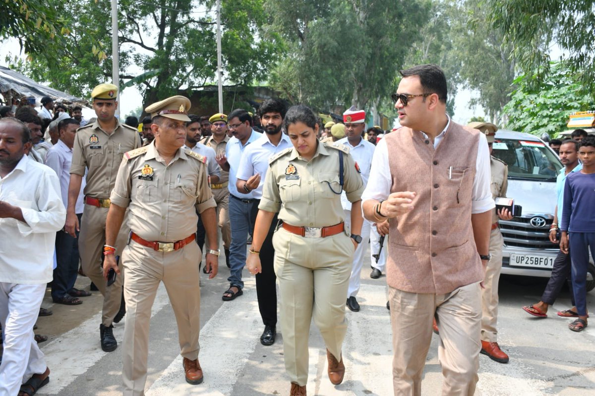 dmbudaun's tweet photo. 8 सितंबर। ईस्टर्न पेरिफेरल एक्सप्रेसवे हादसे में मृतकों के परिजनों से भेंट कर शोक संवेदना व्यक्त की एवं उन्हें ढांढस बंधाया। हरसंभव सहायता एवं सहयोग का आश्वासन देते हुए घायलों के समुचित उपचार हेतु संबंधित अधिकारियों को आवश्यक निर्देश दिए गए।
@UPGovt
@CMOfficeUP
@commissionerBa1 https://t.co/6UhfvjQcNN
