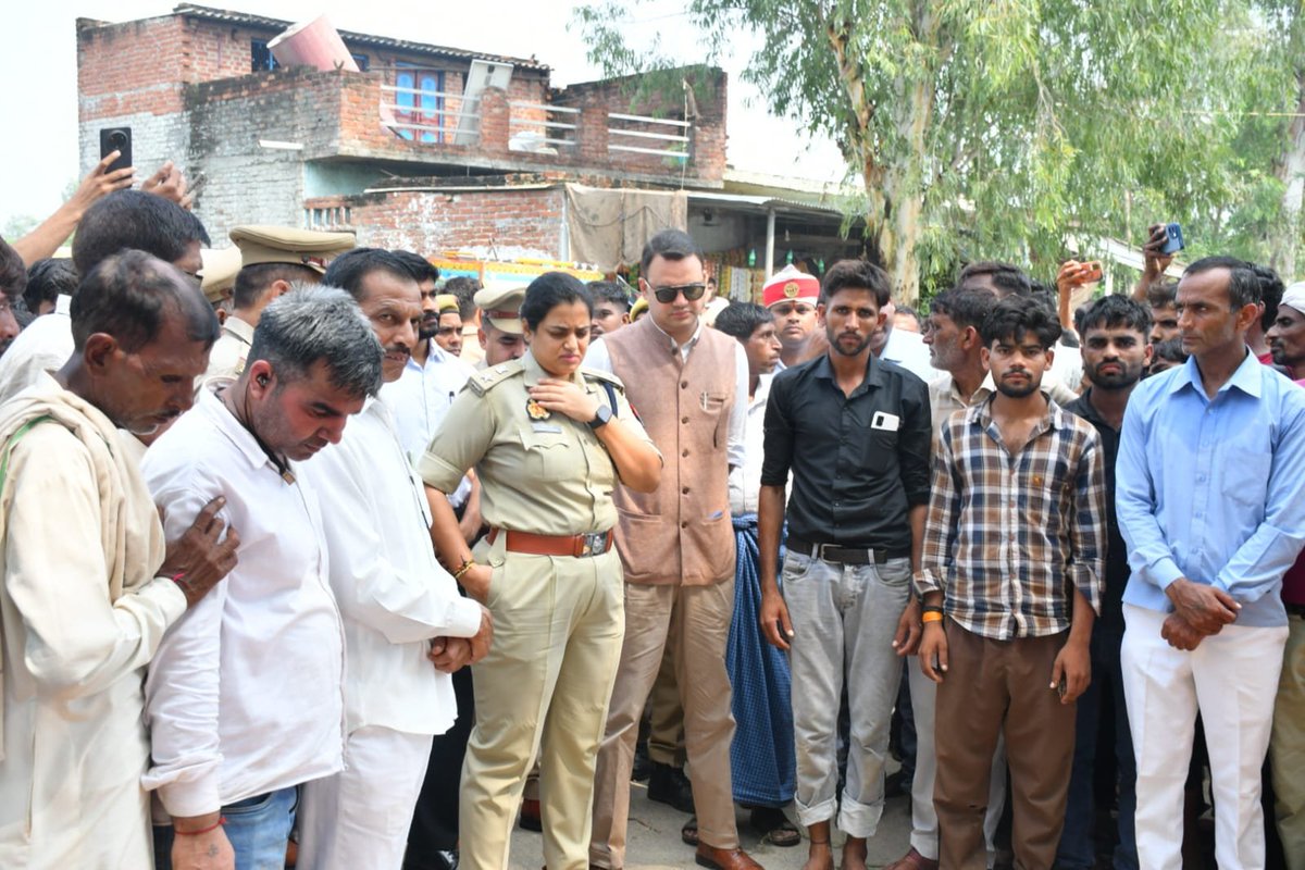 dmbudaun's tweet photo. 8 सितंबर। ईस्टर्न पेरिफेरल एक्सप्रेसवे हादसे में मृतकों के परिजनों से भेंट कर शोक संवेदना व्यक्त की एवं उन्हें ढांढस बंधाया। हरसंभव सहायता एवं सहयोग का आश्वासन देते हुए घायलों के समुचित उपचार हेतु संबंधित अधिकारियों को आवश्यक निर्देश दिए गए।
@UPGovt
@CMOfficeUP
@commissionerBa1 https://t.co/6UhfvjQcNN