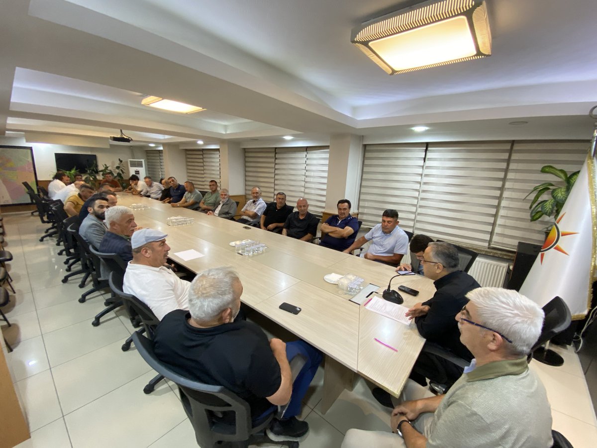 akparti_karatay's tweet photo. Teşkilatımızın gücü; birlik, beraberlik ve samimi istişare kültüründen gelir. Her bir mahallemizin sesini dinlemek, sahadaki tecrübeleri paylaşmak ve ortak akılla yol haritamızı belirlemek adına bir araya geldik.

Karatay Taşra Mahalle Başkanlarımızla, İlçe Başkanımız Akif Demirci’nin başkanlığında samimi ve verimli bir istişare buluşması gerçekleştirdik.

Alışılmış toplantı formatının dışına çıkarak; daha çok dinlediğimiz, karşılıklı fikir alışverişinde bulunduğumuz ve sahadaki tecrübelerimizi paylaştığımız bir ortam oluşturduk.

Mahallelerimizin beklentilerini, teşkilat çalışmalarımızı ve Karatay’ın geleceğine dair hedeflerimizi hep birlikte değerlendirdik.

Aynı dava, aynı gönül bağı ve aynı hedef doğrultusunda; Karatay için gece gündüz demeden omuz omuza çalışmaya devam edeceğiz.

@avakifdemirci