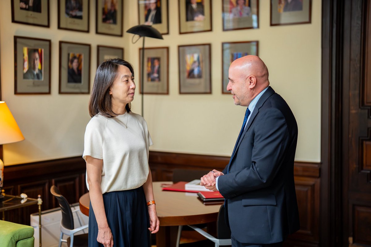 carlosprietogo's tweet photo. Amb la República de Corea compartim els valors de la democràcia, els drets humans i la sostenibilitat.

I tenim molt més per compartir del que pot semblar a primera vista.

Amb la nova cònsol general a Barcelona, Sarah Ahn, hem parlat de comerç, indústria i sectors amb molt recorregut, com l’agroalimentari, el químic o l’automoció. També d’innovació i d’un intercanvi cultural i audiovisual que no deixa de créixer.

Hi ha potencial i, sobretot, hi ha voluntat d’aprofitar-lo. Esperem que aquesta nova etapa serveixi per acostar-nos encara més i transformar aquest potencial en nous projectes i oportunitats compartides.

Benvinguda, cònsol!