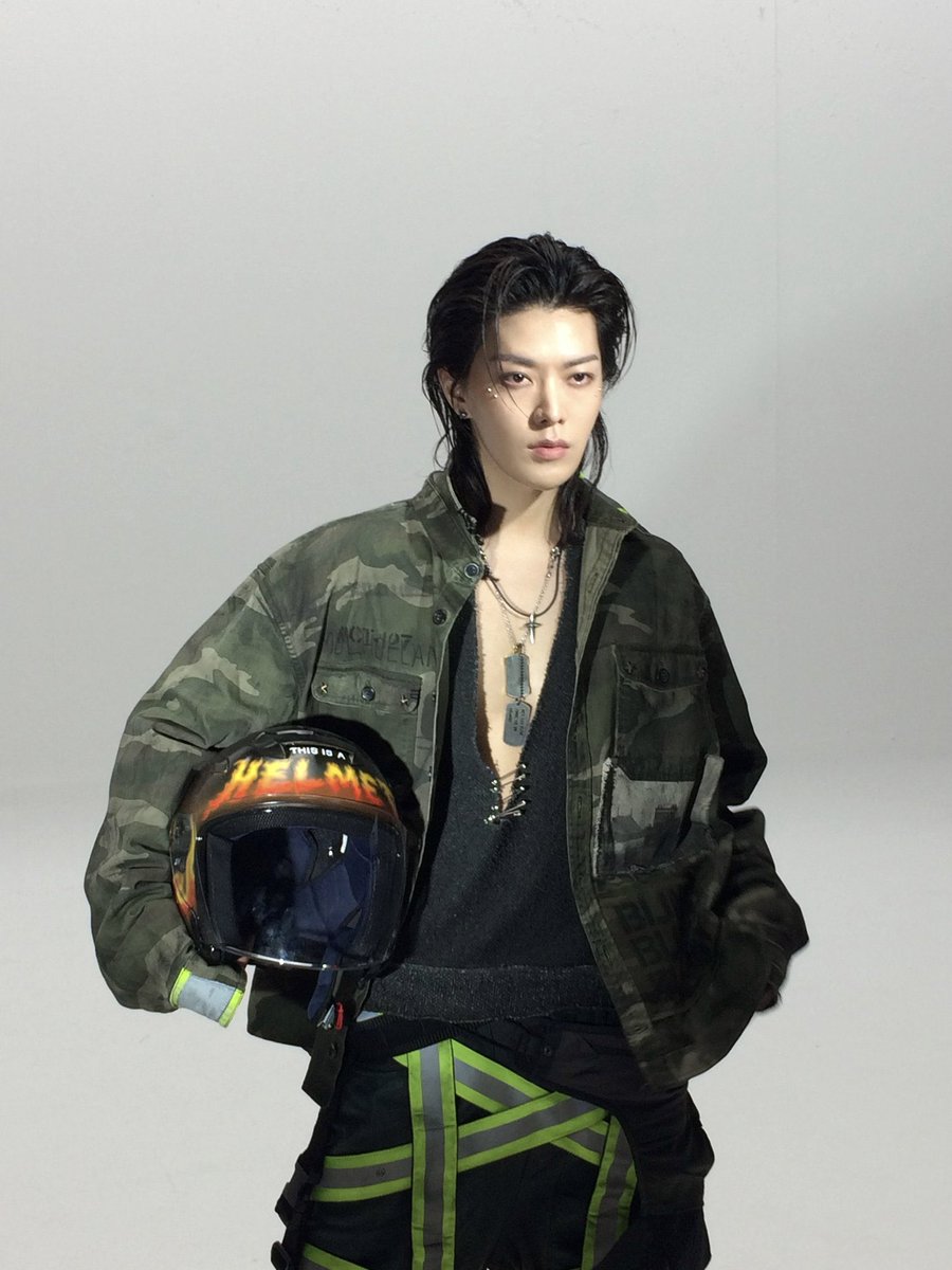 piyakpickybobo's tweet photo. YT: จะมองอะไรนักหนา ก็แค่ดอกไม้ปลอม
T: ผมจะทำอะไรก็เรื่องของผม ไม่เกี่ยวกับคุณ
YT: ฉันรำคาญ
T: อะไร
YT: รำคาญที่นายเอาแต่สนใจดอกไม้ปลอมๆ ของคนอื่น
T: แล้วยังไง ผมต้องสนใจคุณเหรอ
YT: ฉันพึ่งกลับมาจากสนามแข่ง!
T: แล้ว?
YT: …ช่วยสนใจคนที่อยู่ใกล้ตัวนายหน่อยไม่ได้เหรอ
T: …
#yuten https://t.co/37Fwx30KNE